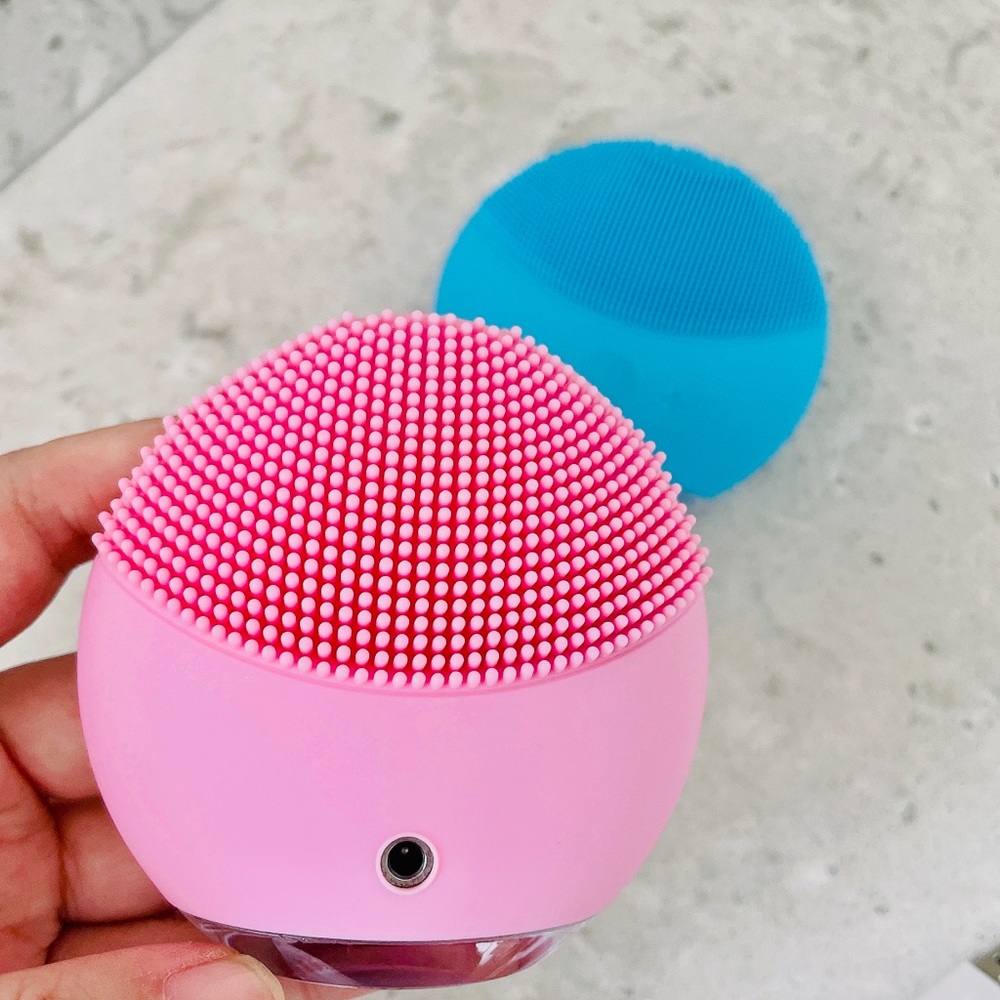 FOREO LUNA mini 2 Facial Cleansing and Massage - Picture 2 of 3